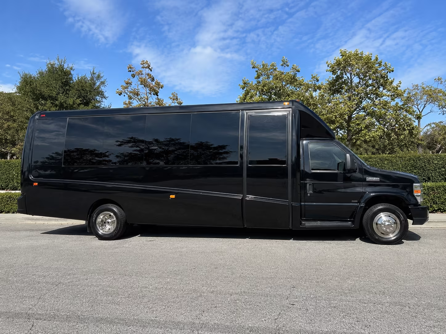 field trip buses to the akron zoo and stan hywet hall gardens
