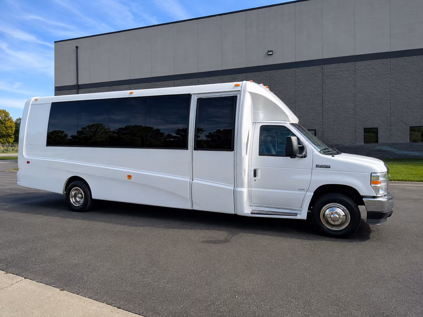shuttle your guests between hotels and stan hywet hall with ease